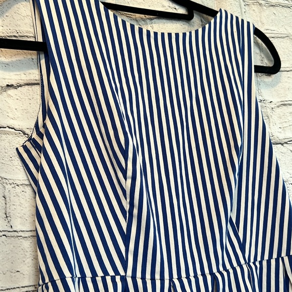 ⭐️ Blue pleated pinstripe tea length retro fit & flair sleeveless v zip back M - Picture 3 of 16